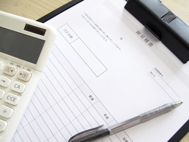 見積書と筆記具